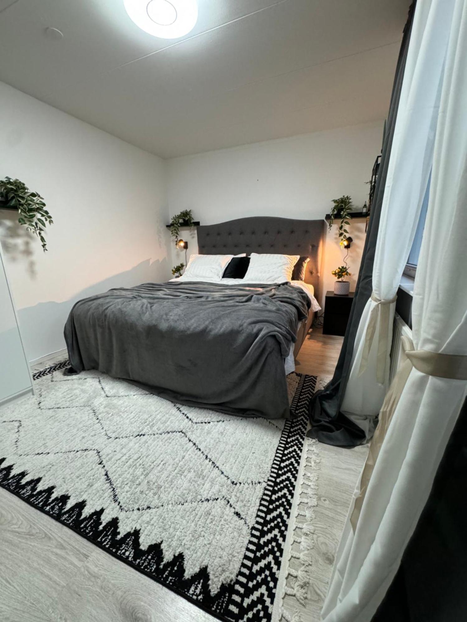 So Easy Stay, Malmoe Luaran gambar