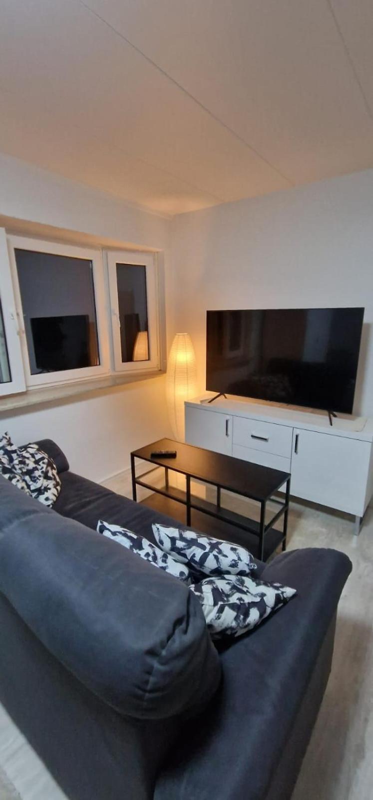 So Easy Stay, Malmoe Bilik gambar
